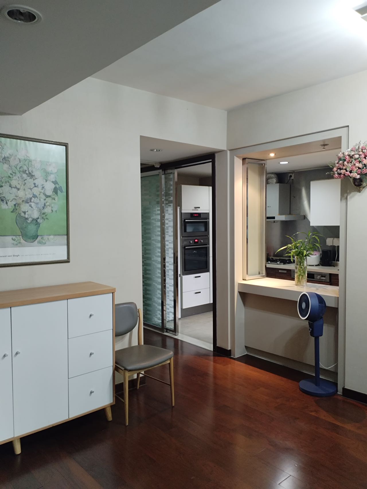 eight-park-avenue-2-bed-2-bath-clubhouse-jingan-shanghai-rentals (4) 2-bed, 2-bath unit at Eight Park Avenue Phase 2. 116 sqm, central AC, garden view, first-time rental. Near Changping Road Station. 19,800 RMB/month.