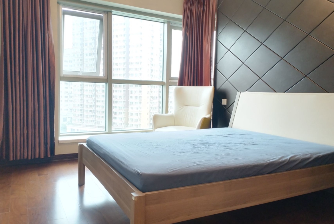 2-bed, 2-bath unit at Eight Park Avenue Phase 2. 116 sqm, central AC, garden view, first-time rental. Near Changping Road Station. 19,800 RMB/month.