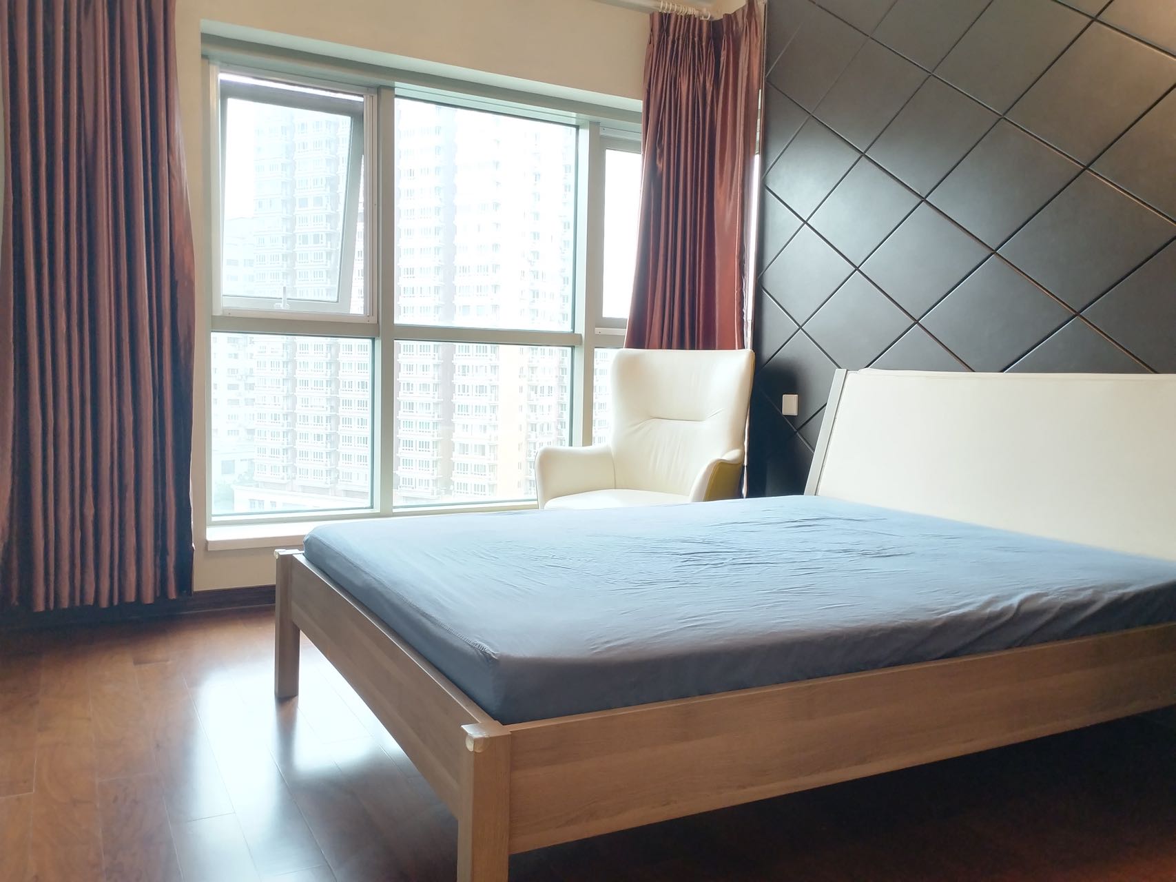 eight-park-avenue-2-bed-2-bath-clubhouse-jingan-shanghai-rentals (5) 2-bed, 2-bath unit at Eight Park Avenue Phase 2. 116 sqm, central AC, garden view, first-time rental. Near Changping Road Station. 19,800 RMB/month.