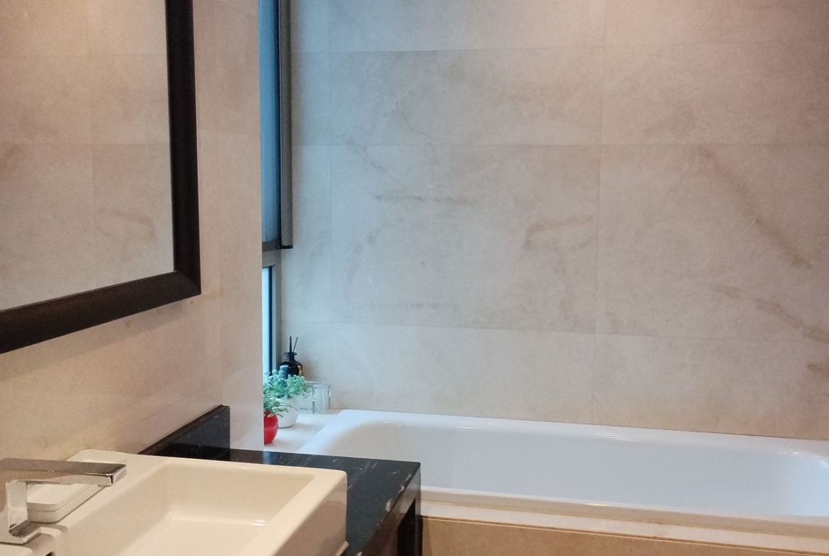 2-bed, 2-bath unit at Eight Park Avenue Phase 2. 116 sqm, central AC, garden view, first-time rental. Near Changping Road Station. 19,800 RMB/month.