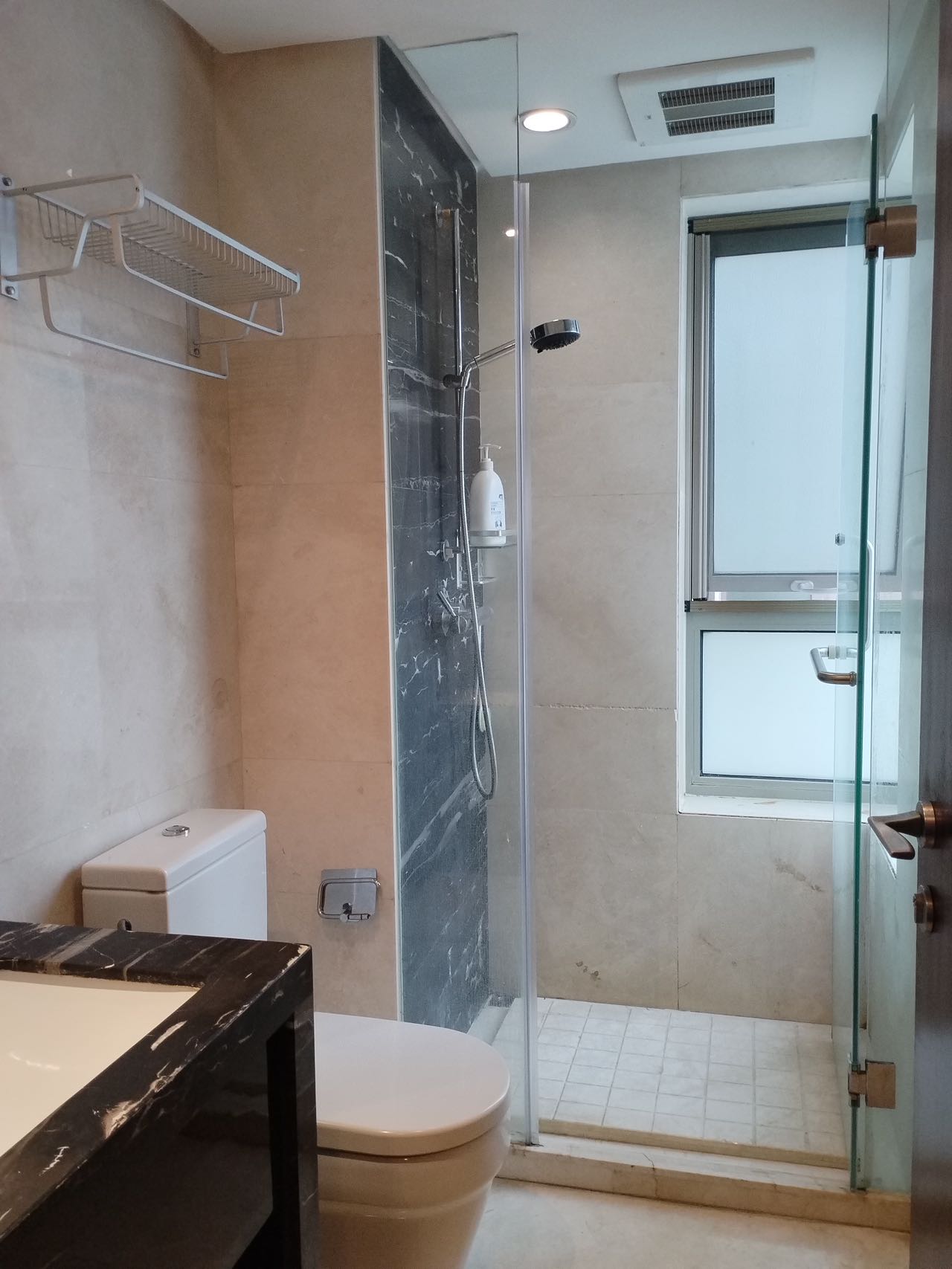 eight-park-avenue-2-bed-2-bath-clubhouse-jingan-shanghai-rentals (8) 2-bed, 2-bath unit at Eight Park Avenue Phase 2. 116 sqm, central AC, garden view, first-time rental. Near Changping Road Station. 19,800 RMB/month.