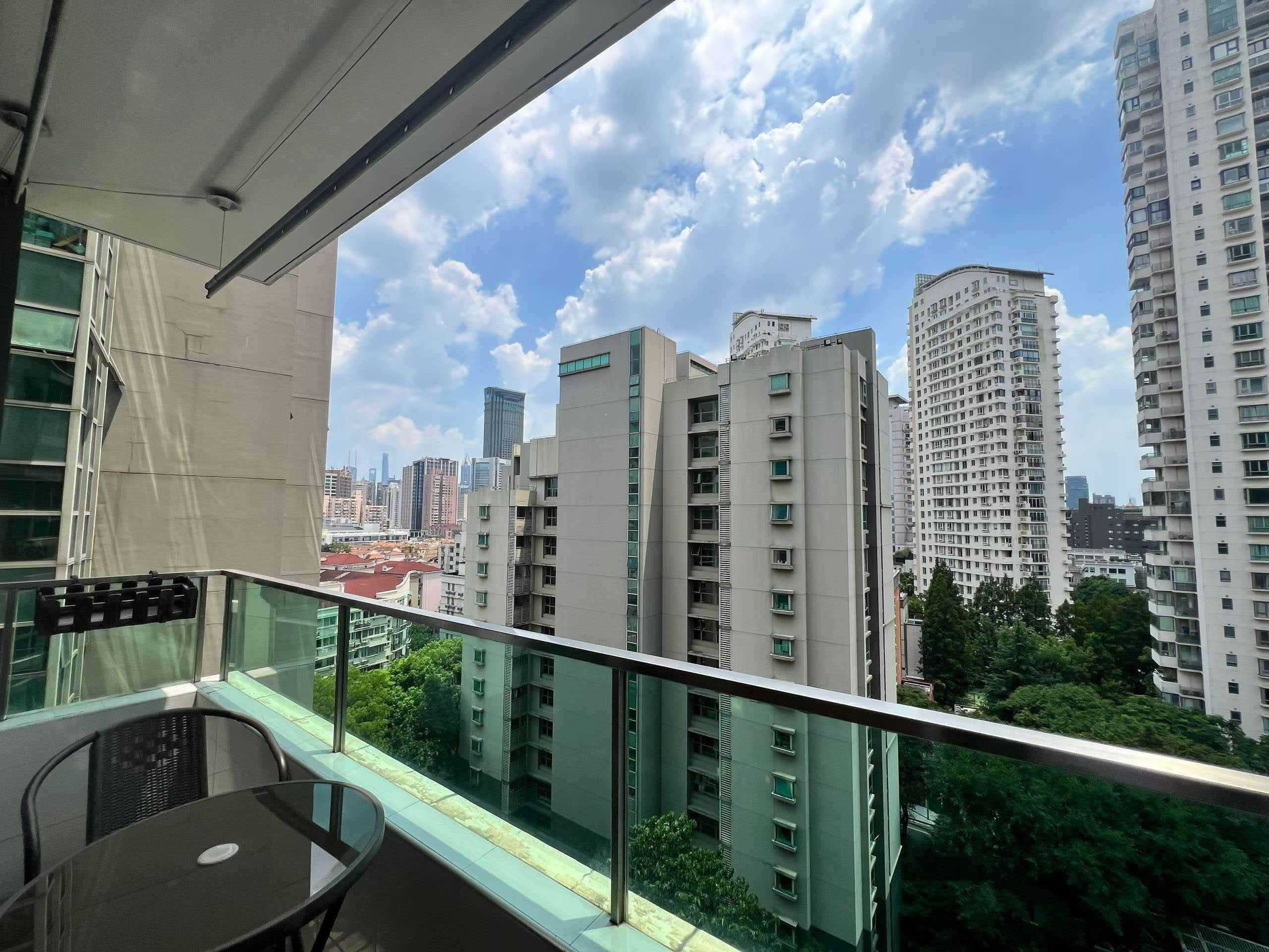 eight-park-avenue-jingan-2-bed-2-bath-floor-heating-clubhouse-shanghai-rentals (5) 2-bed, 2-bath unit at Eight Park Avenue in Jing'an. 110 sqm, central AC, underfloor heating, clubhouse with pool and gym. 25,800 RMB/month.