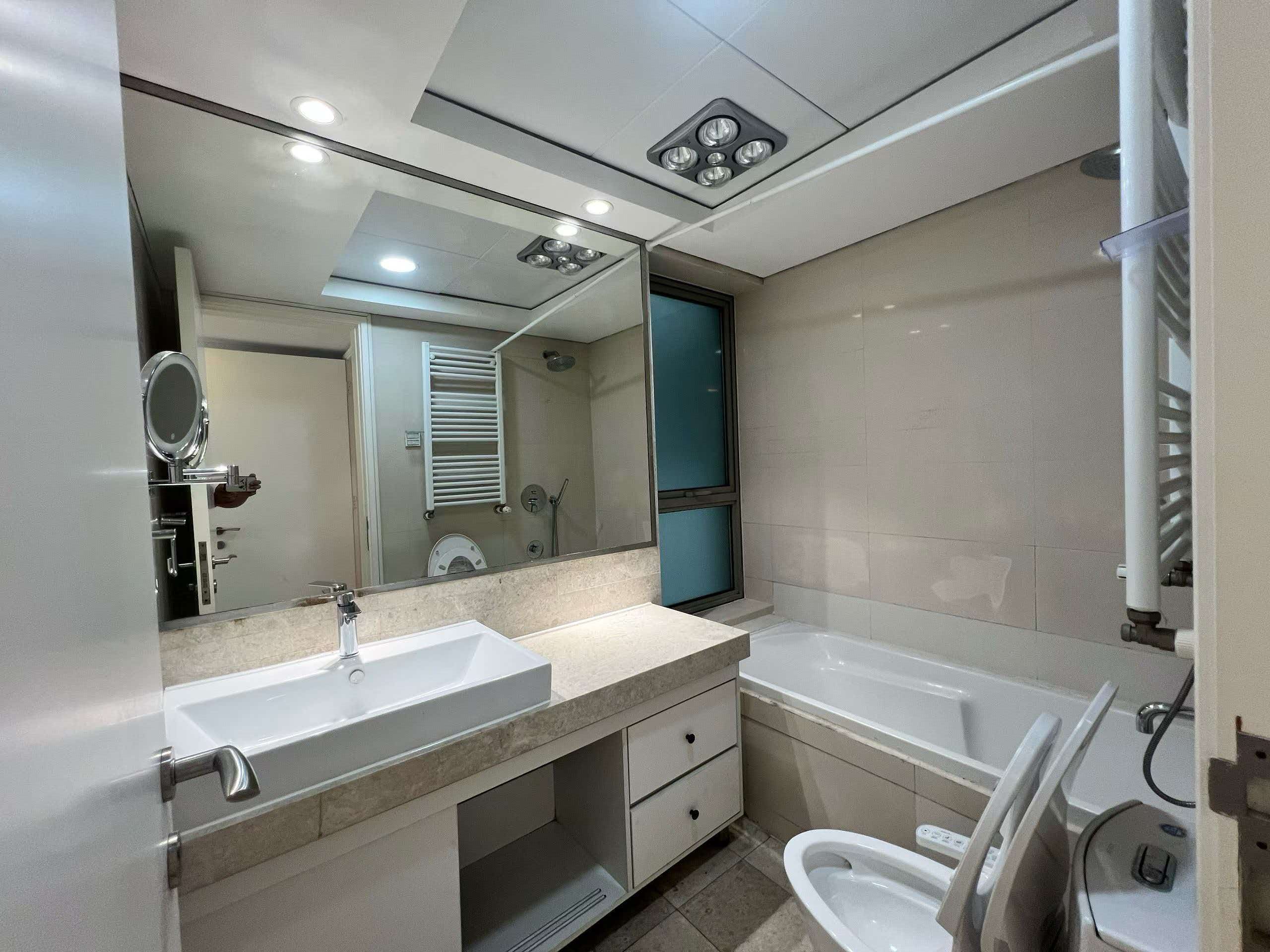 eight-park-avenue-jingan-2-bed-2-bath-floor-heating-clubhouse-shanghai-rentals (6) 2-bed, 2-bath unit at Eight Park Avenue in Jing'an. 110 sqm, central AC, underfloor heating, clubhouse with pool and gym. 25,800 RMB/month.