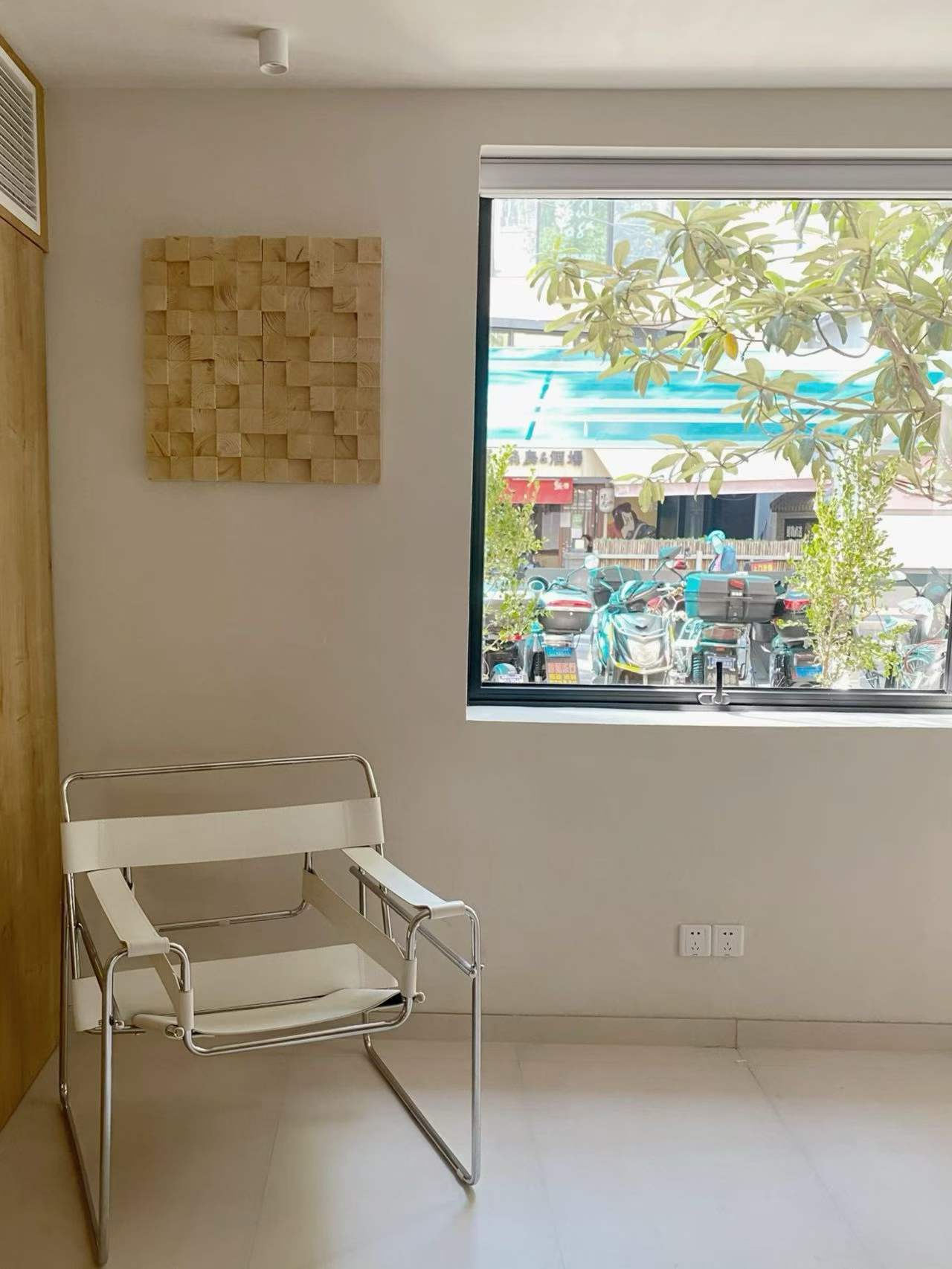 fengxian-road-jingan-nanjing-west-road-street-front-unit-1-bed-1-bath-shanghai-rentals (3) Street-front ground floor unit on Fengxian Road near Nanjing West Road. 60 sqm, 1 bed, 2 living rooms, central AC, underfloor heating. 3 min walk to metro. 13,000 RMB/month.