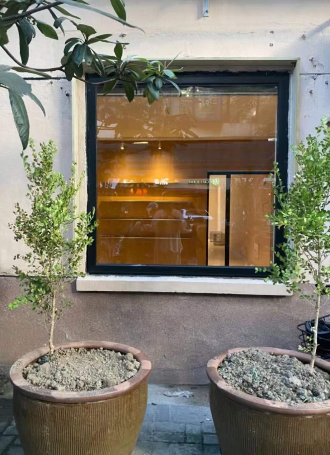 fengxian-road-jingan-nanjing-west-road-street-front-unit-1-bed-1-bath-shanghai-rentals (4) Street-front ground floor unit on Fengxian Road near Nanjing West Road. 60 sqm, 1 bed, 2 living rooms, central AC, underfloor heating. 3 min walk to metro. 13,000 RMB/month.