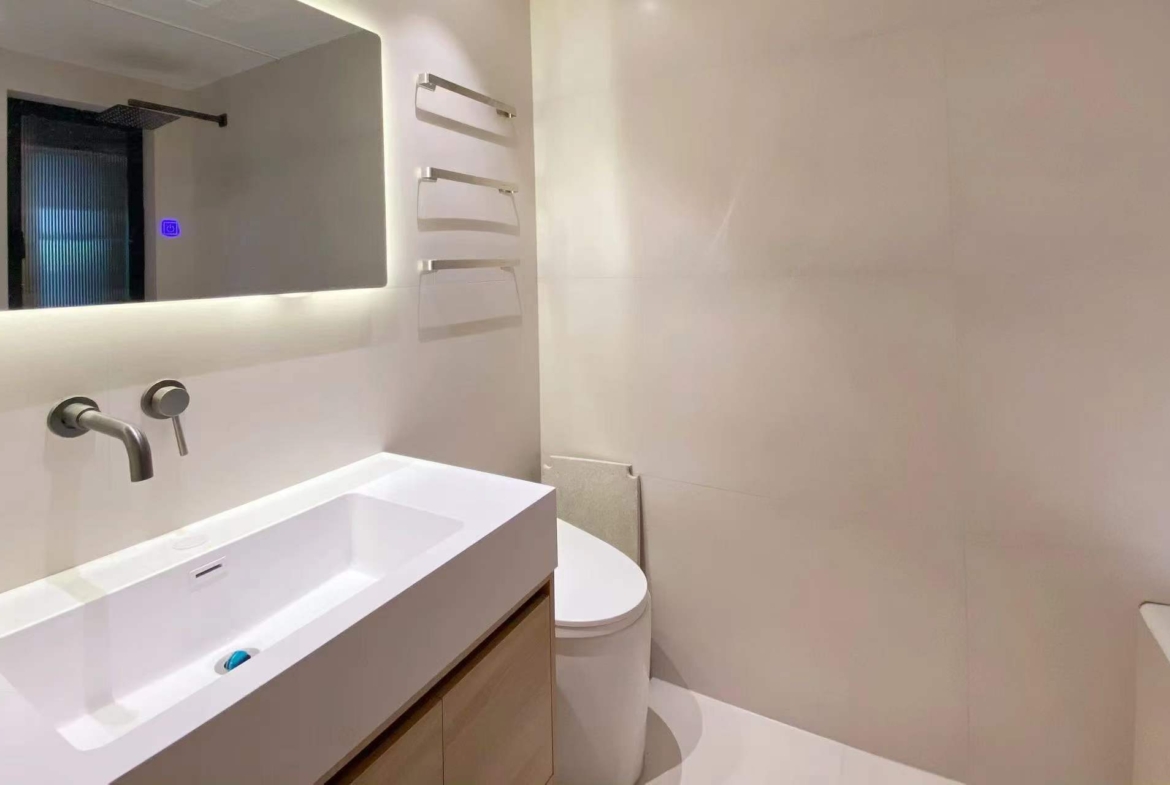 Street-front ground floor unit on Fengxian Road near Nanjing West Road. 60 sqm, 1 bed, 2 living rooms, central AC, underfloor heating. 3 min walk to metro. 13,000 RMB/month.
