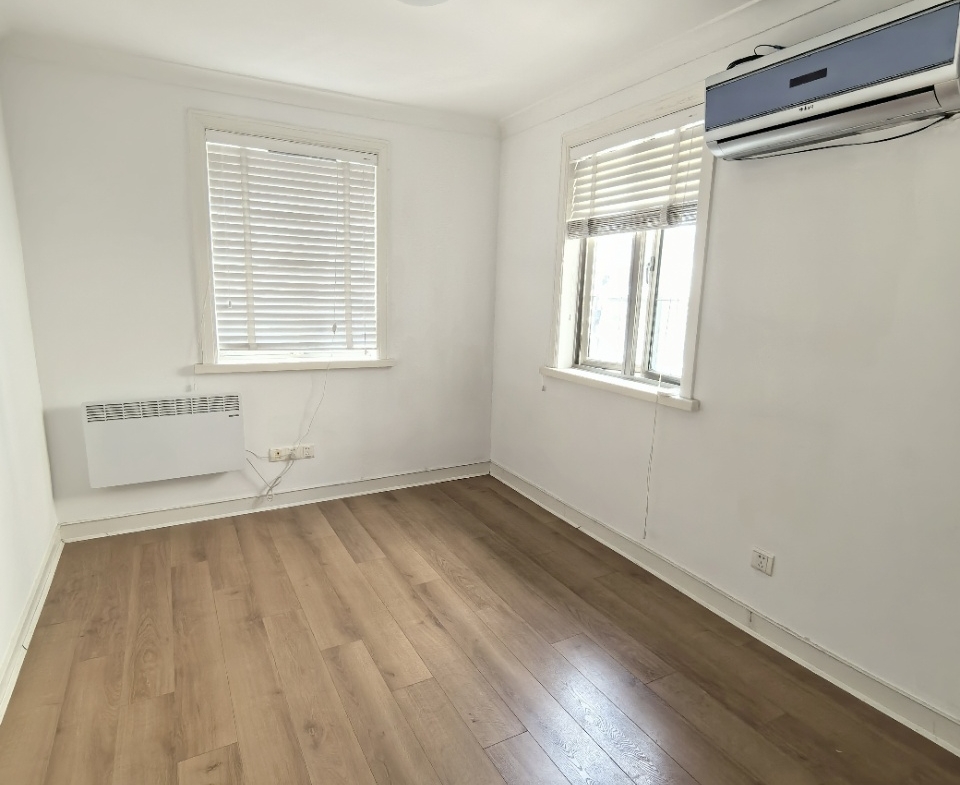 Entire lane house at Gubai Xiaoqu on Fumin Road. 180 sqm, 4 rooms + attic, 2 baths, electric wall heating, owner direct. 28,000 RMB/month.