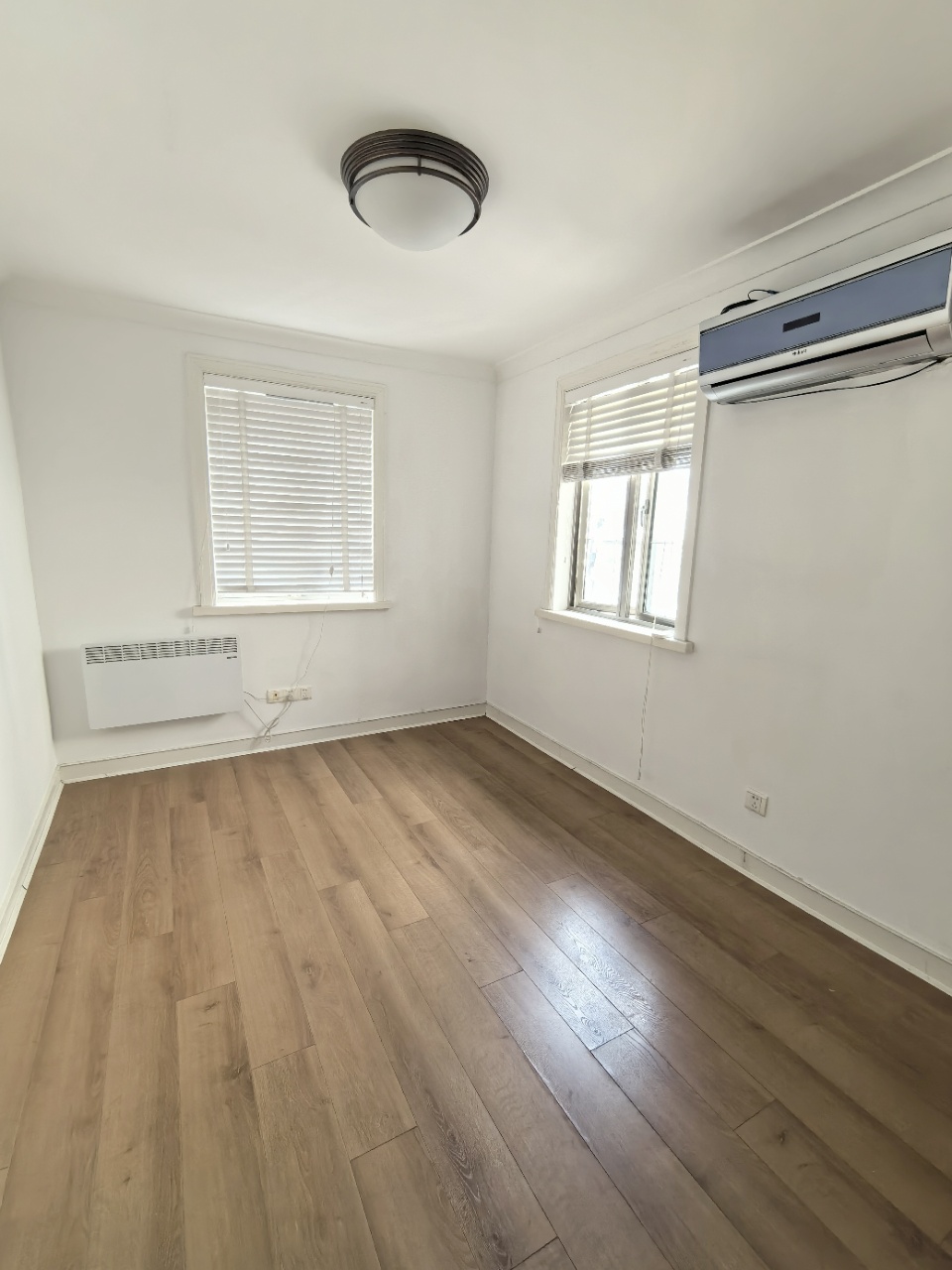 fumin-road-lane-house-ffc-4-bed-2-bath-wall-heating-shanghai-rentals (10) Entire lane house at Gubai Xiaoqu on Fumin Road. 180 sqm, 4 rooms + attic, 2 baths, electric wall heating, owner direct. 28,000 RMB/month.