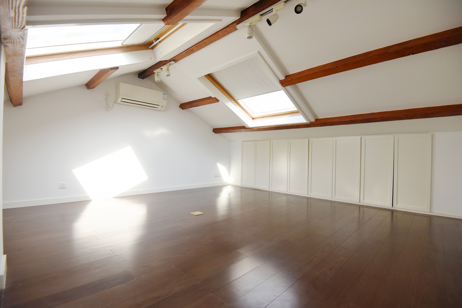 fumin-road-lane-house-ffc-4-bed-2-bath-wall-heating-shanghai-rentals (11) Entire lane house at Gubai Xiaoqu on Fumin Road. 180 sqm, 4 rooms + attic, 2 baths, electric wall heating, owner direct. 28,000 RMB/month.