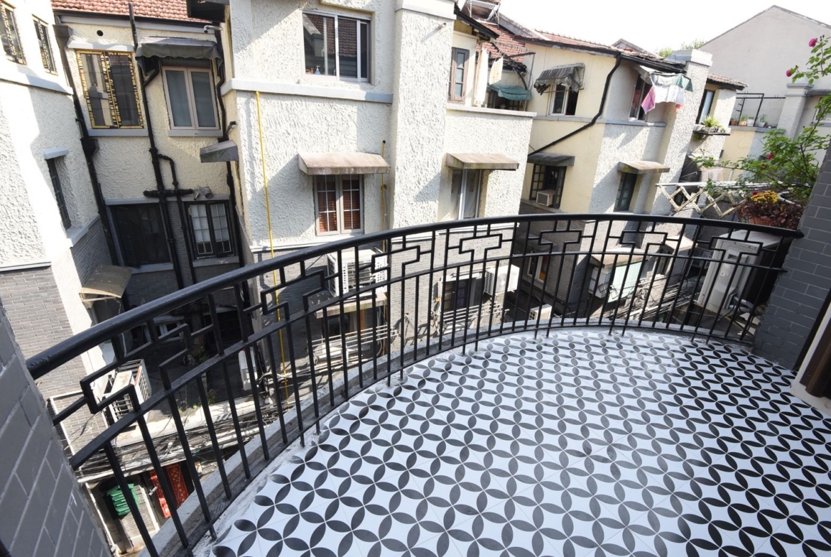 Entire lane house at Gubai Xiaoqu on Fumin Road. 180 sqm, 4 rooms + attic, 2 baths, electric wall heating, owner direct. 28,000 RMB/month.