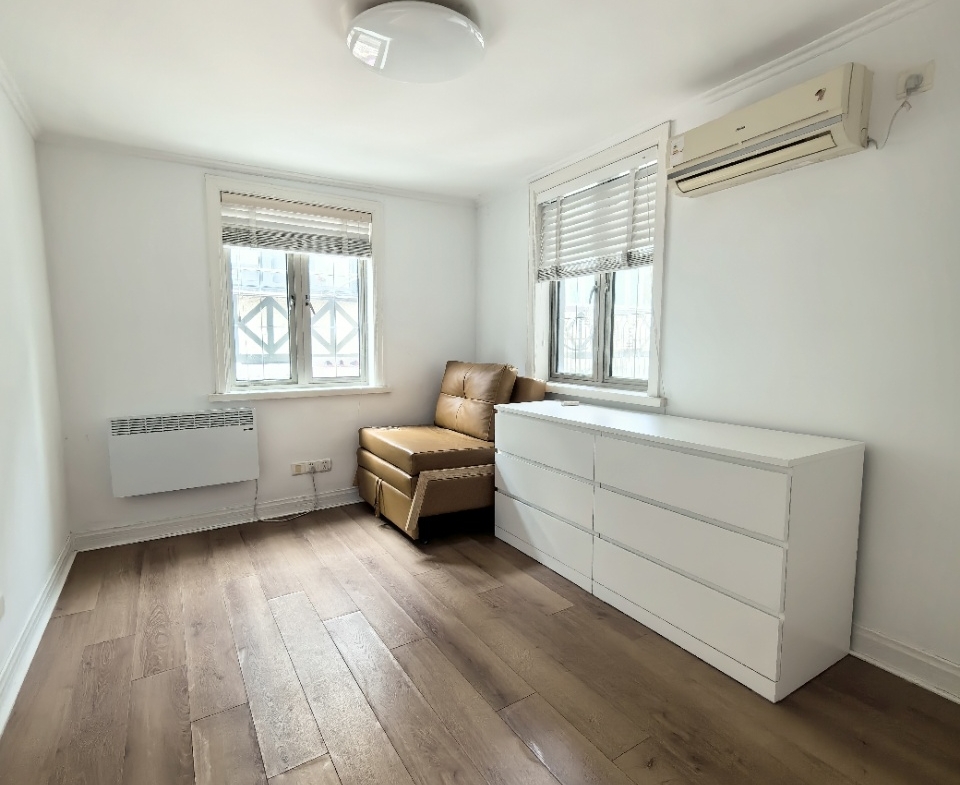 Entire lane house at Gubai Xiaoqu on Fumin Road. 180 sqm, 4 rooms + attic, 2 baths, electric wall heating, owner direct. 28,000 RMB/month.