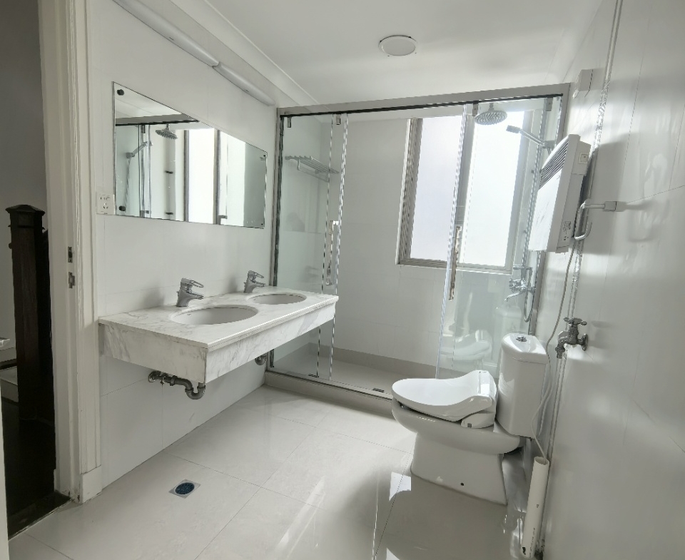 Entire lane house at Gubai Xiaoqu on Fumin Road. 180 sqm, 4 rooms + attic, 2 baths, electric wall heating, owner direct. 28,000 RMB/month.