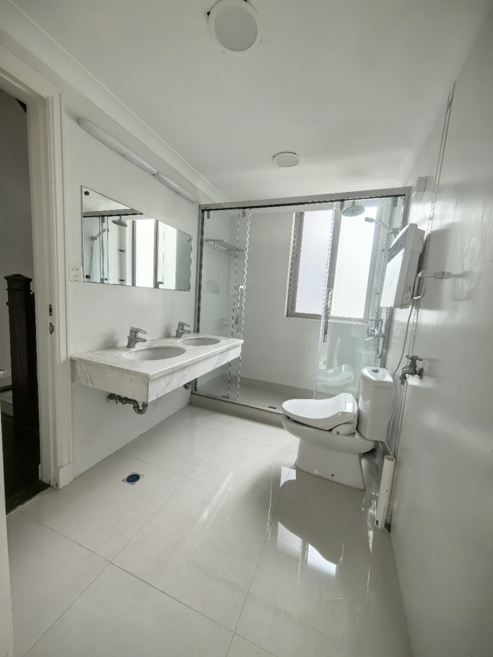 fumin-road-lane-house-ffc-4-bed-2-bath-wall-heating-shanghai-rentals (5) Entire lane house at Gubai Xiaoqu on Fumin Road. 180 sqm, 4 rooms + attic, 2 baths, electric wall heating, owner direct. 28,000 RMB/month.