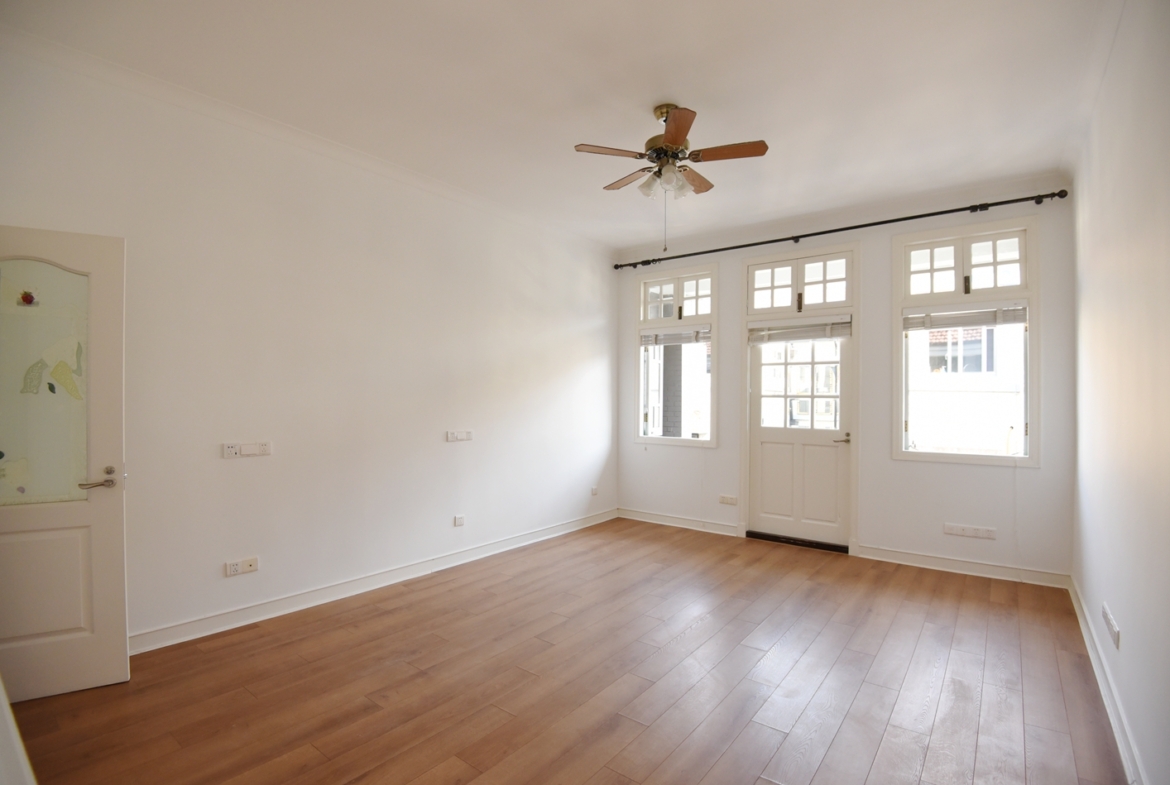 Entire lane house at Gubai Xiaoqu on Fumin Road. 180 sqm, 4 rooms + attic, 2 baths, electric wall heating, owner direct. 28,000 RMB/month.