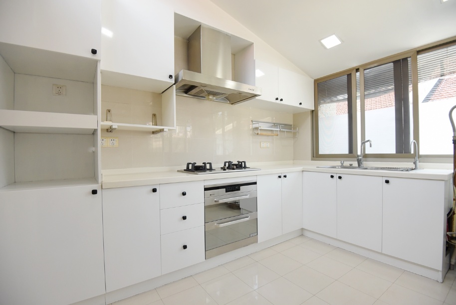 Entire lane house at Gubai Xiaoqu on Fumin Road. 180 sqm, 4 rooms + attic, 2 baths, electric wall heating, owner direct. 28,000 RMB/month.