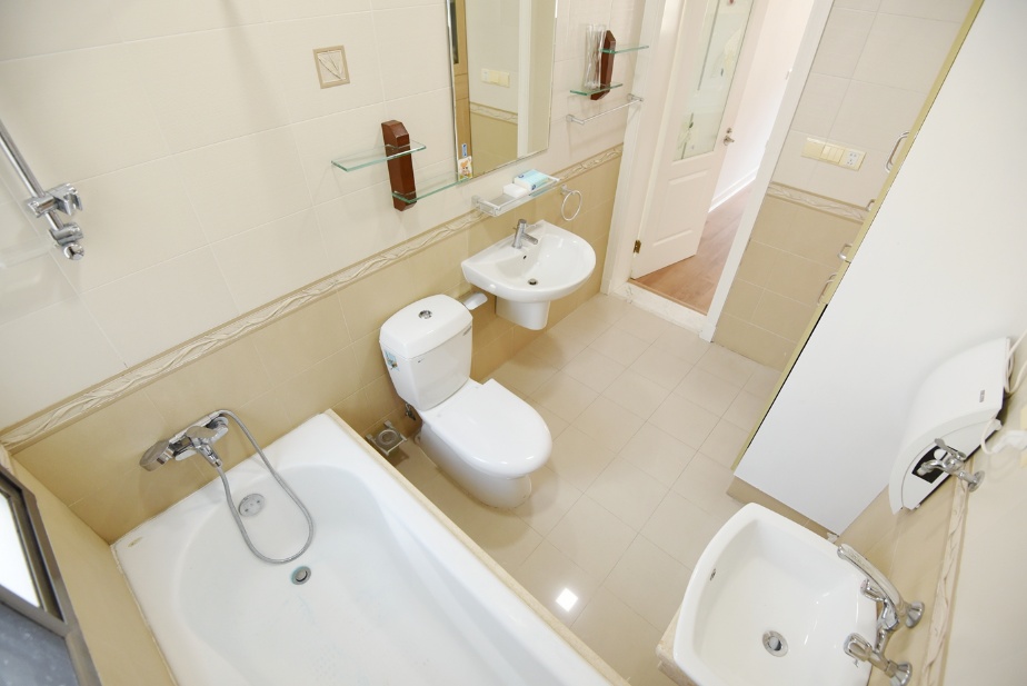 Entire lane house at Gubai Xiaoqu on Fumin Road. 180 sqm, 4 rooms + attic, 2 baths, electric wall heating, owner direct. 28,000 RMB/month.