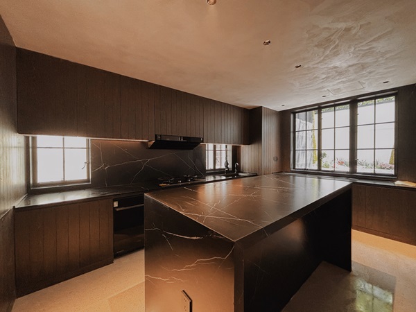 Entire lane house on West Fuxing Road with garden, terrace, elevator, smart home. 5 beds, 4 baths, underfloor heating. Prime Hengfu location. 88,000 RMB/month.