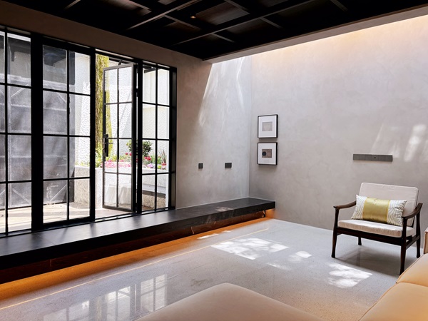 Entire lane house on West Fuxing Road with garden, terrace, elevator, smart home. 5 beds, 4 baths, underfloor heating. Prime Hengfu location. 88,000 RMB/month.