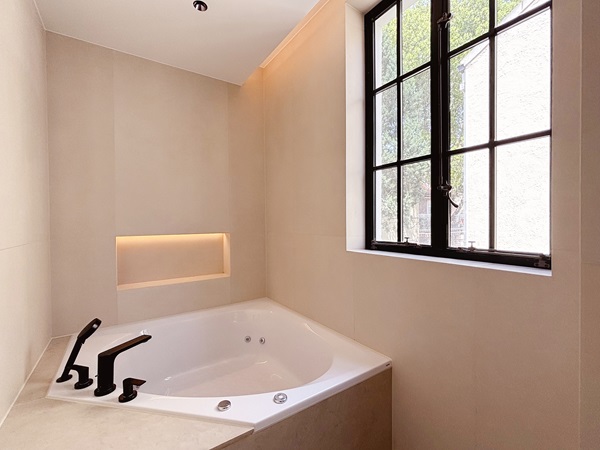 Entire lane house on West Fuxing Road with garden, terrace, elevator, smart home. 5 beds, 4 baths, underfloor heating. Prime Hengfu location. 88,000 RMB/month.