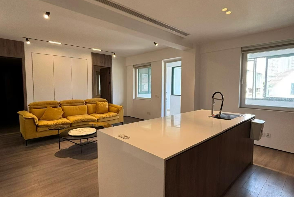 3-bed, 2-bath unit at Bayi Dayuan on Hengshan Road. 160 sqm, central AC, underfloor heating, parking included, 24-hour security. 32,000 RMB/month.