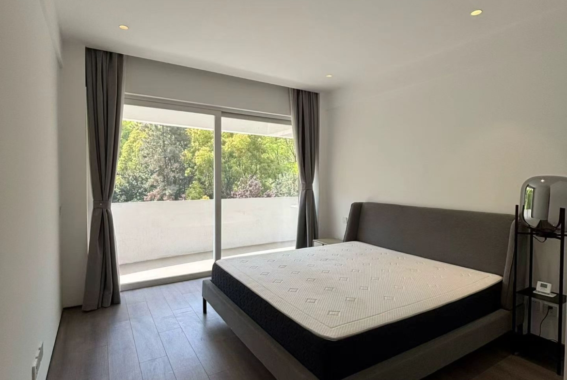 3-bed, 2-bath unit at Bayi Dayuan on Hengshan Road. 160 sqm, central AC, underfloor heating, parking included, 24-hour security. 32,000 RMB/month.
