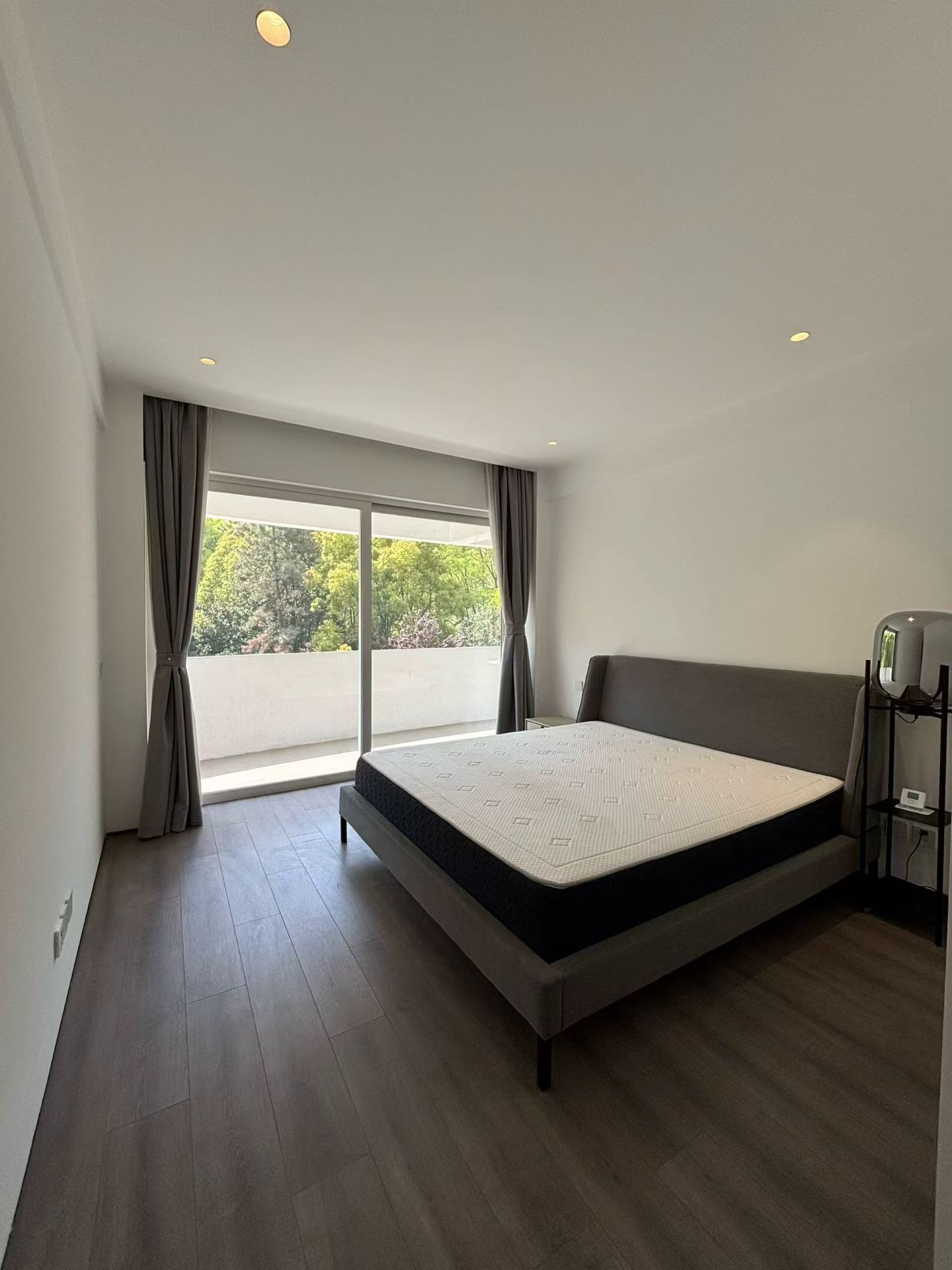 hengshan-road-apartment-3-bed-2-bath-shanghai-rentals (3) 3-bed, 2-bath unit at Bayi Dayuan on Hengshan Road. 160 sqm, central AC, underfloor heating, parking included, 24-hour security. 32,000 RMB/month.