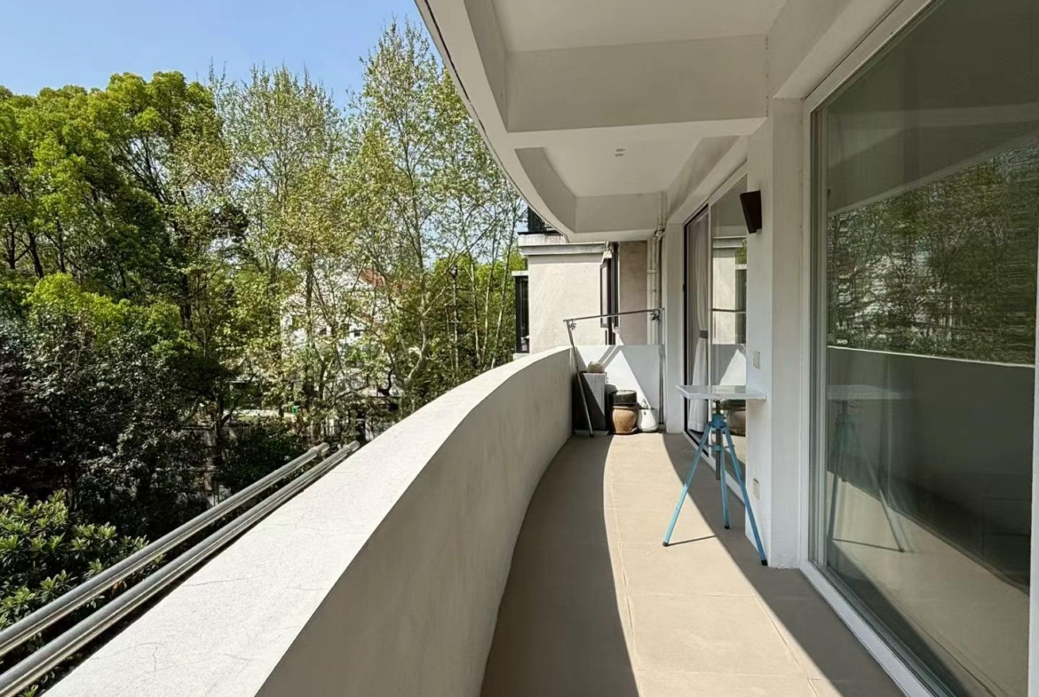 3-bed, 2-bath unit at Bayi Dayuan on Hengshan Road. 160 sqm, central AC, underfloor heating, parking included, 24-hour security. 32,000 RMB/month.