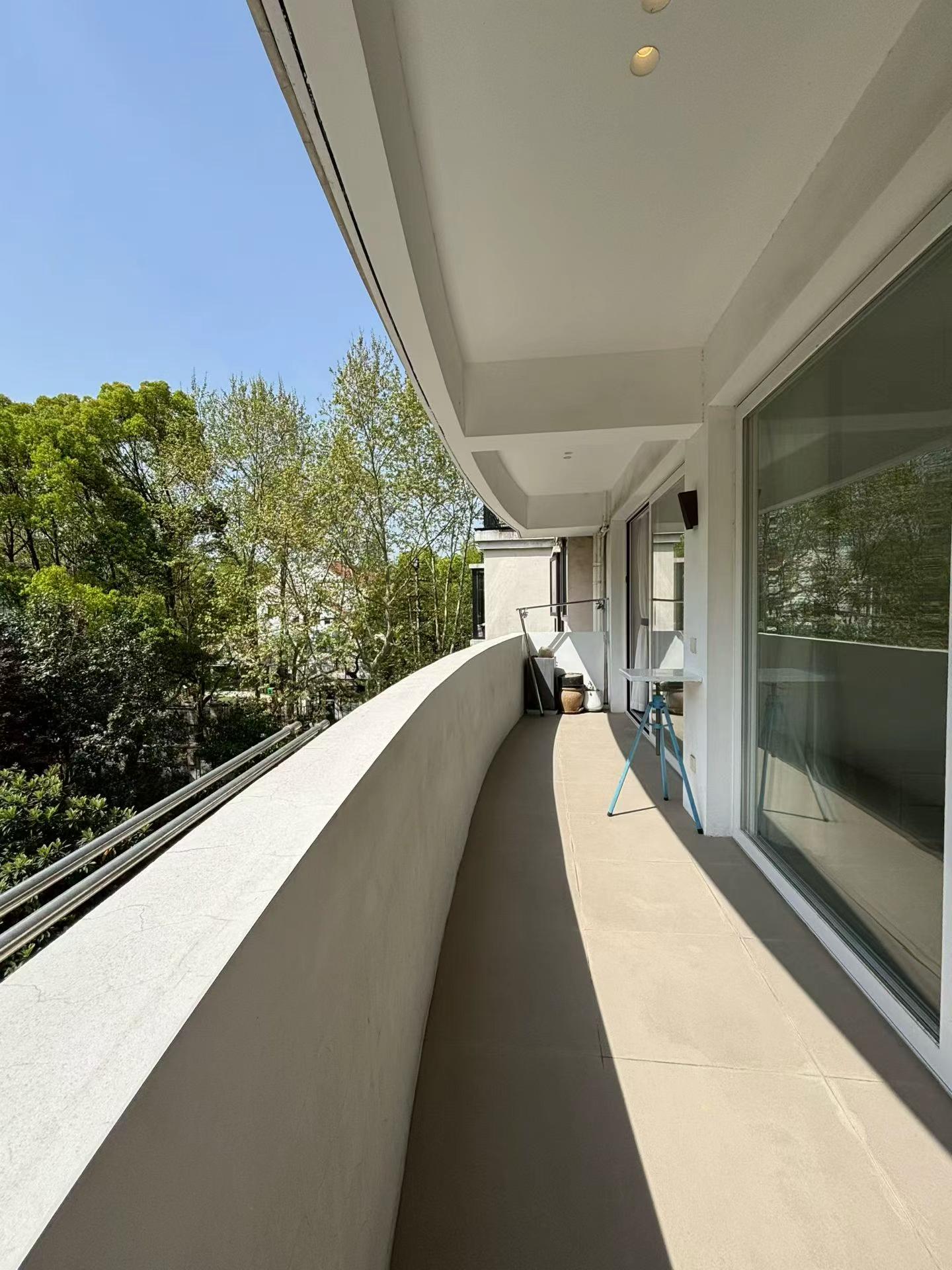 hengshan-road-apartment-3-bed-2-bath-shanghai-rentals (4) 3-bed, 2-bath unit at Bayi Dayuan on Hengshan Road. 160 sqm, central AC, underfloor heating, parking included, 24-hour security. 32,000 RMB/month.