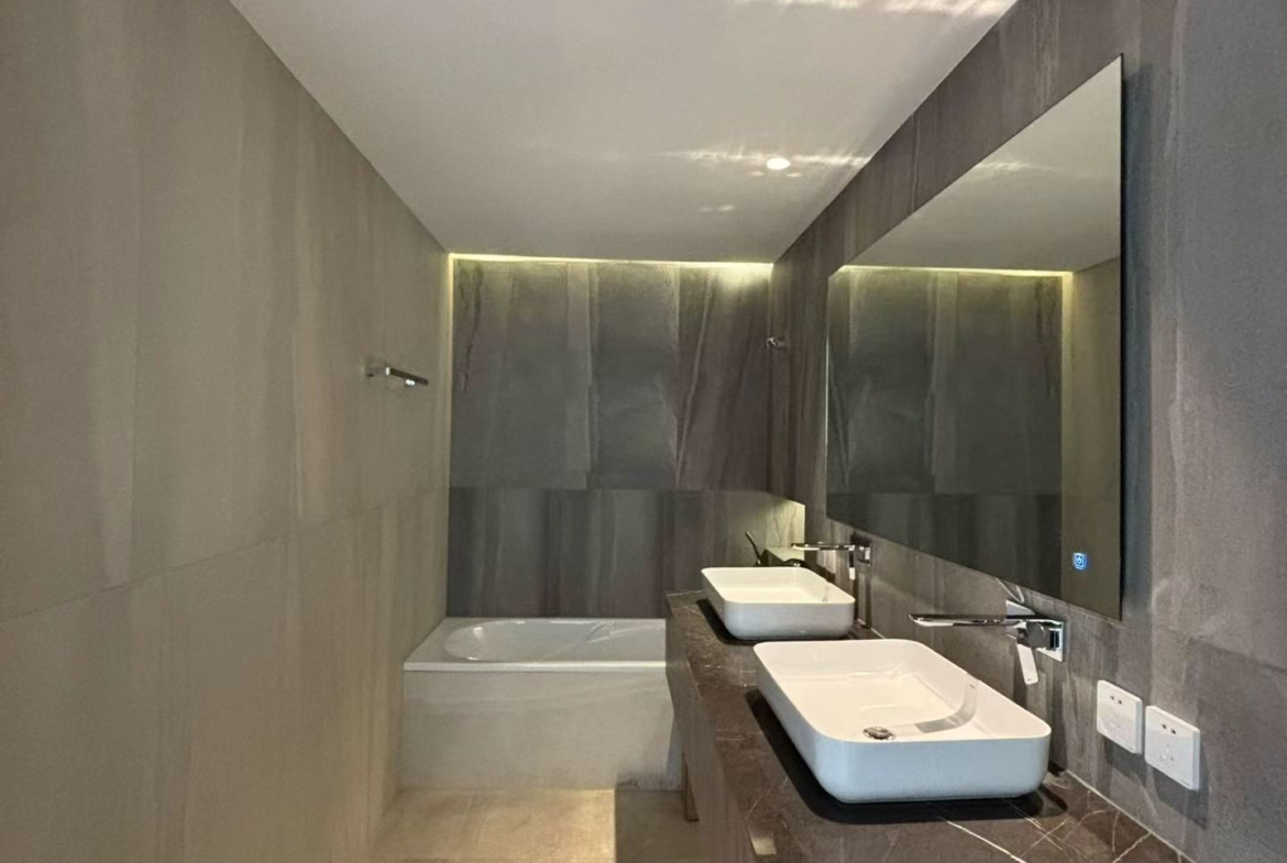 3-bed, 2-bath unit at Bayi Dayuan on Hengshan Road. 160 sqm, central AC, underfloor heating, parking included, 24-hour security. 32,000 RMB/month.