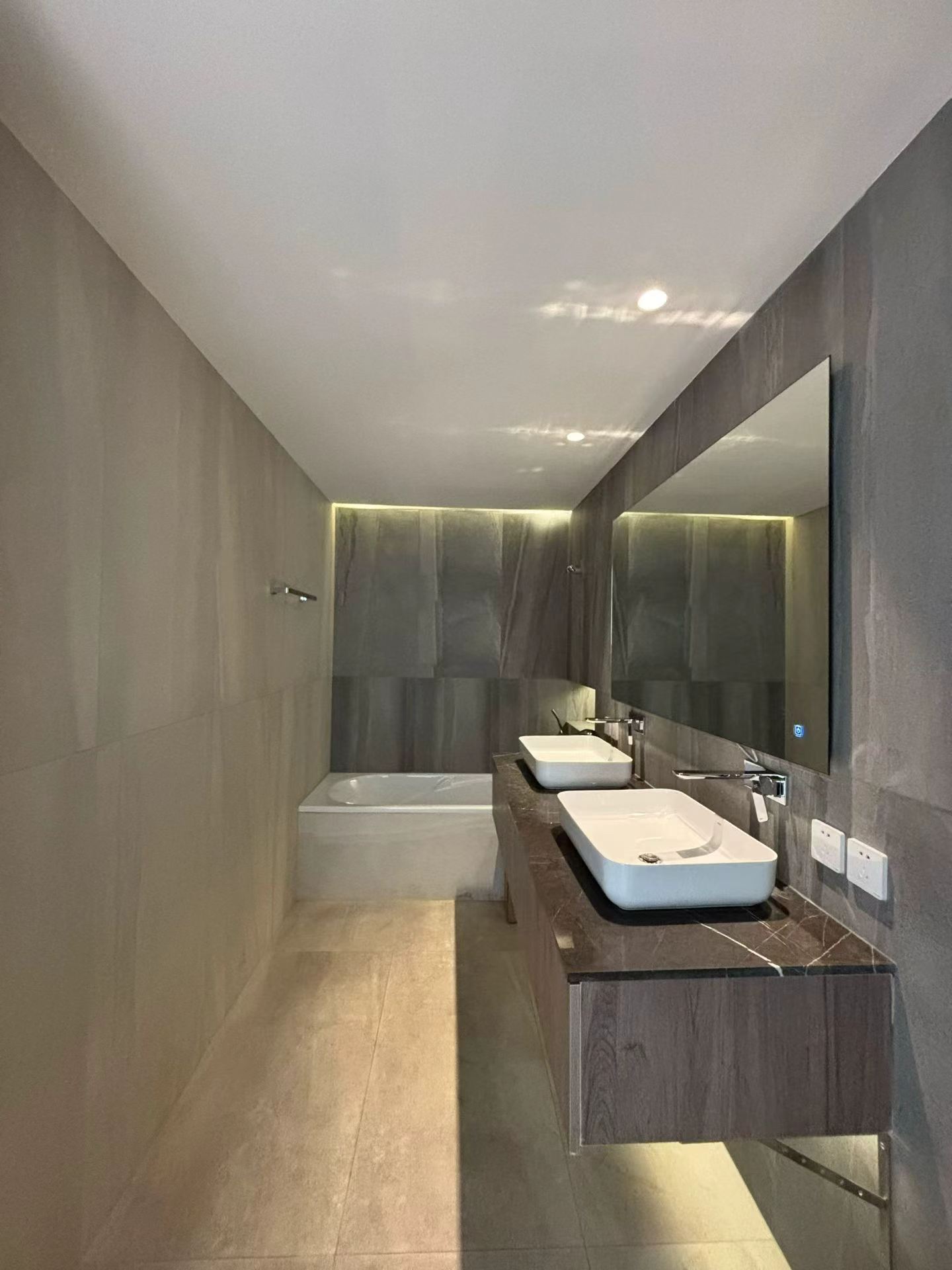 hengshan-road-apartment-3-bed-2-bath-shanghai-rentals (6) 3-bed, 2-bath unit at Bayi Dayuan on Hengshan Road. 160 sqm, central AC, underfloor heating, parking included, 24-hour security. 32,000 RMB/month.