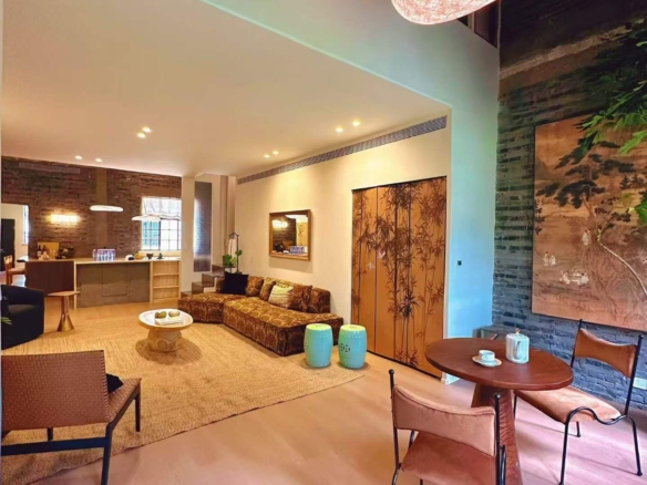 3-bed, 2-bath unit near Huaihai Road and Xiangyang Park. 150 sqm, central AC, underfloor heating. Steps from IAPM and metro. 35,800 RMB/month.