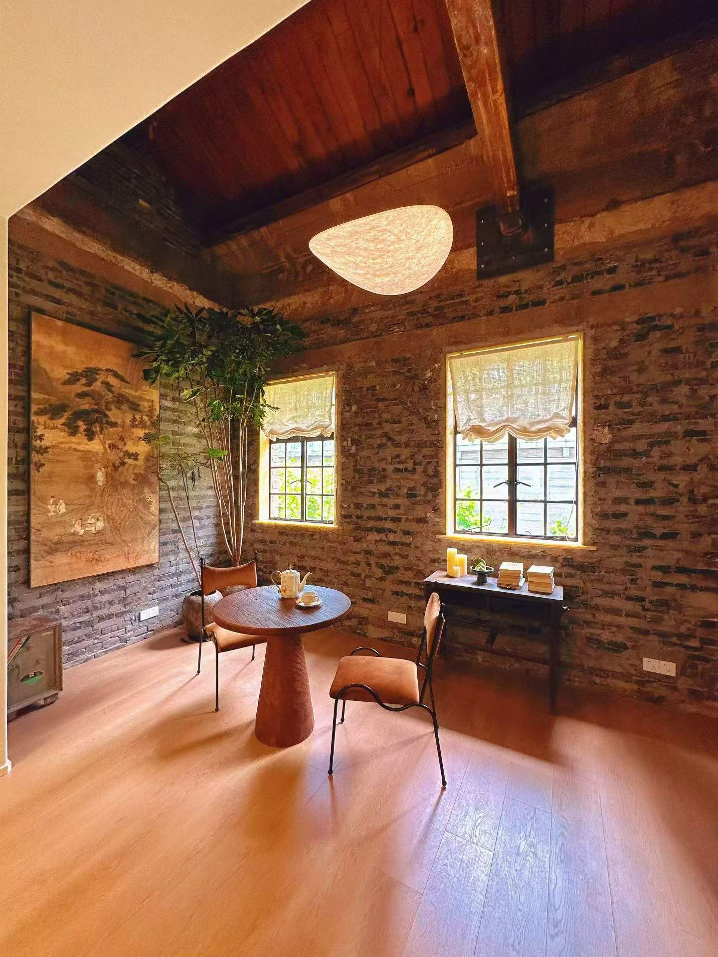 huaihai-road-heritage-apartment-ffc-3-bed-2-bath-floor-heating-shanghai-rentals (3) 3-bed, 2-bath unit near Huaihai Road and Xiangyang Park. 150 sqm, central AC, underfloor heating. Steps from IAPM and metro. 35,800 RMB/month.
