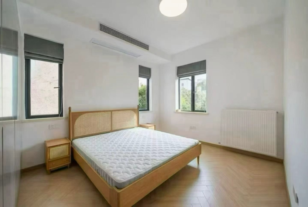 2-bed, 3-bath ground floor duplex at Shangfang Garden on Huaihai Road. Luxury renovation, wall heating, central AC, dishwasher, smart toilet. 27,800 RMB/month.