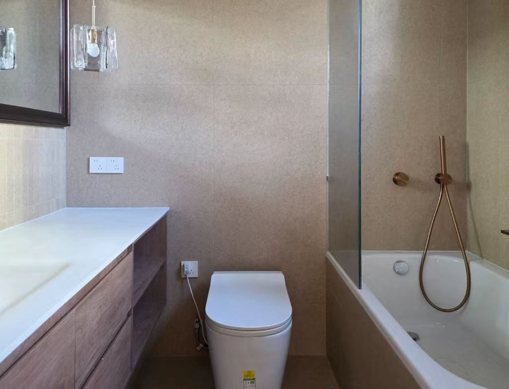 1+1 bed lane house at Xinkang Garden on Huaihai Road. 120 sqm, wall heating, electronic bidet, heritage building (1934). Steps from Changshu Road. 38,000 RMB/month.