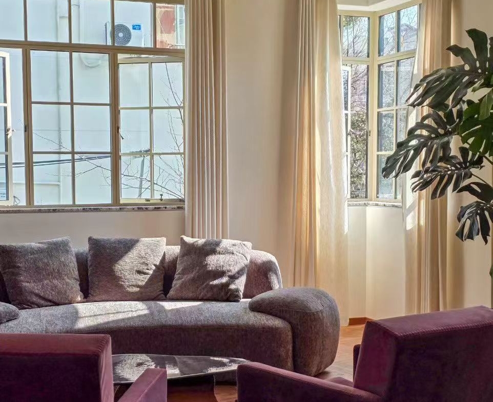 1+1 bed lane house at Xinkang Garden on Huaihai Road. 120 sqm, wall heating, electronic bidet, heritage building (1934). Steps from Changshu Road. 38,000 RMB/month.