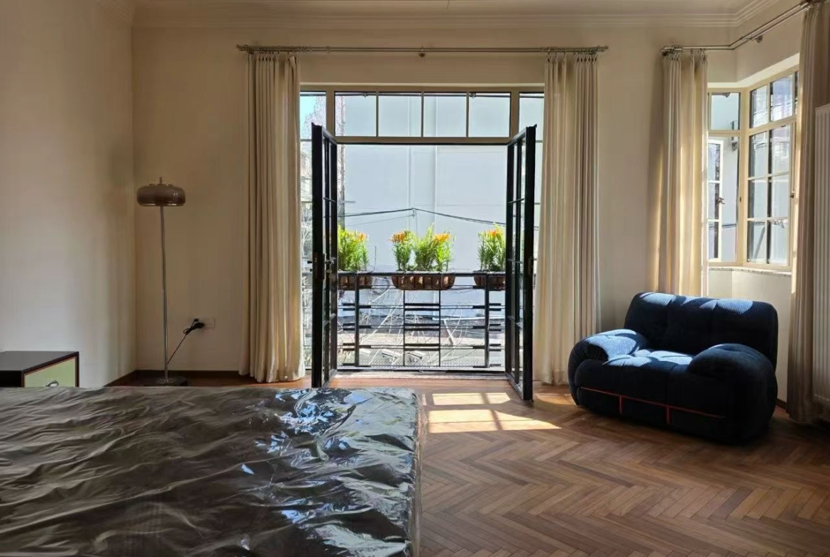 1+1 bed lane house at Xinkang Garden on Huaihai Road. 120 sqm, wall heating, electronic bidet, heritage building (1934). Steps from Changshu Road. 38,000 RMB/month.