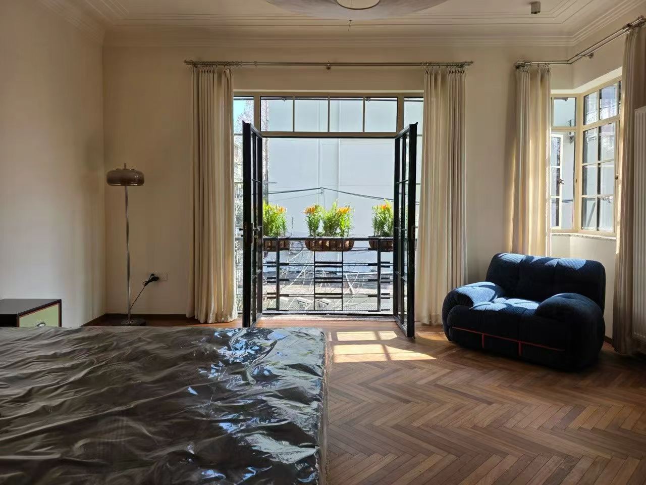 huaihai-road-lane-house-ffc-2-bed-2-bath-wall-heating-shanghai-rentals (6) 1+1 bed lane house at Xinkang Garden on Huaihai Road. 120 sqm, wall heating, electronic bidet, heritage building (1934). Steps from Changshu Road. 38,000 RMB/month.