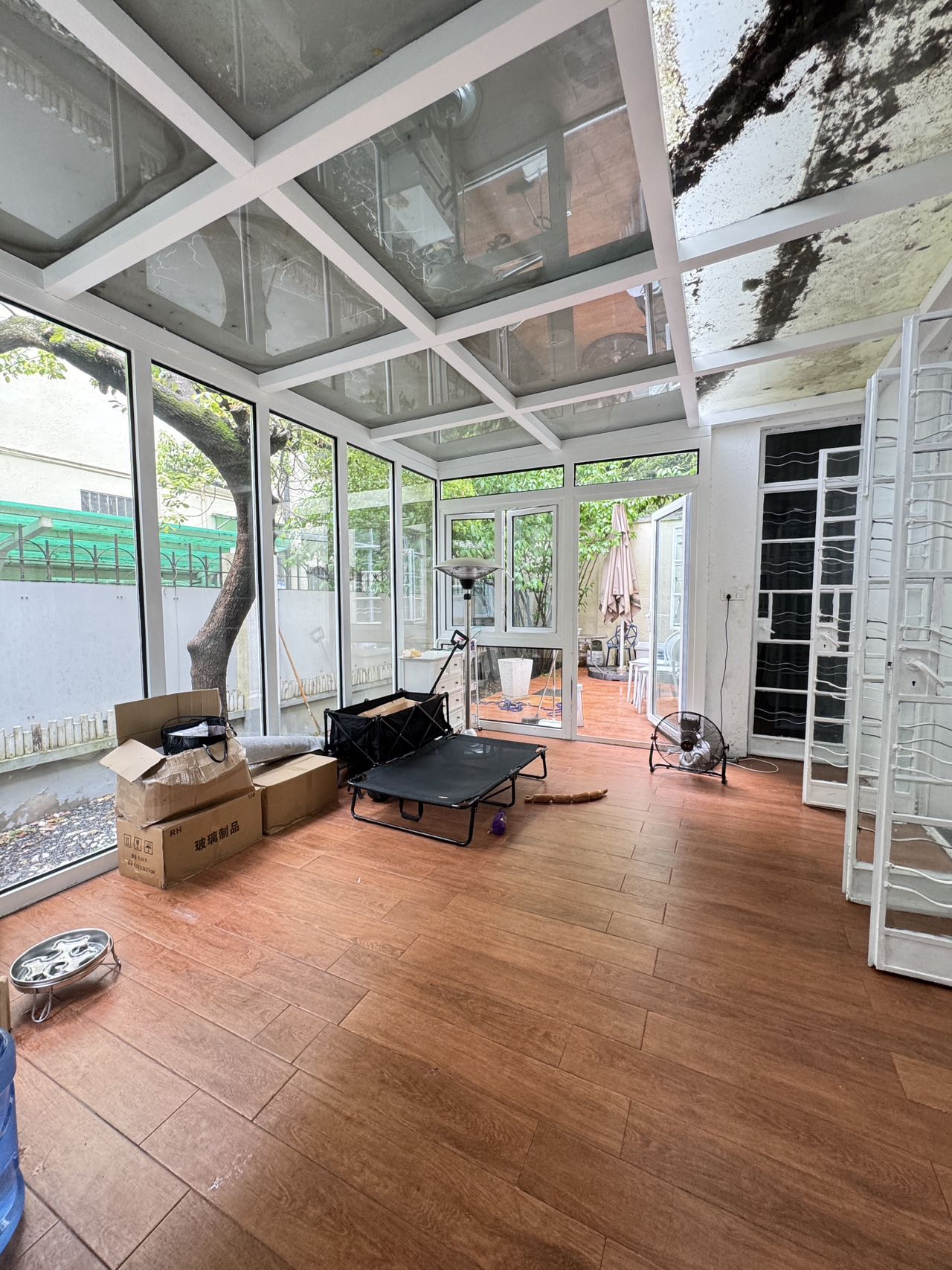 huaihai-road-lane-house-studio-office-creative-ffc-shanghai-rentals (2) Ground floor studio at Shangfang Garden on Huaihai Road. 70 sqm, 20 sqm garden, 3 flexible rooms, steps from Changshu Road Station. 21,600 RMB/month.
