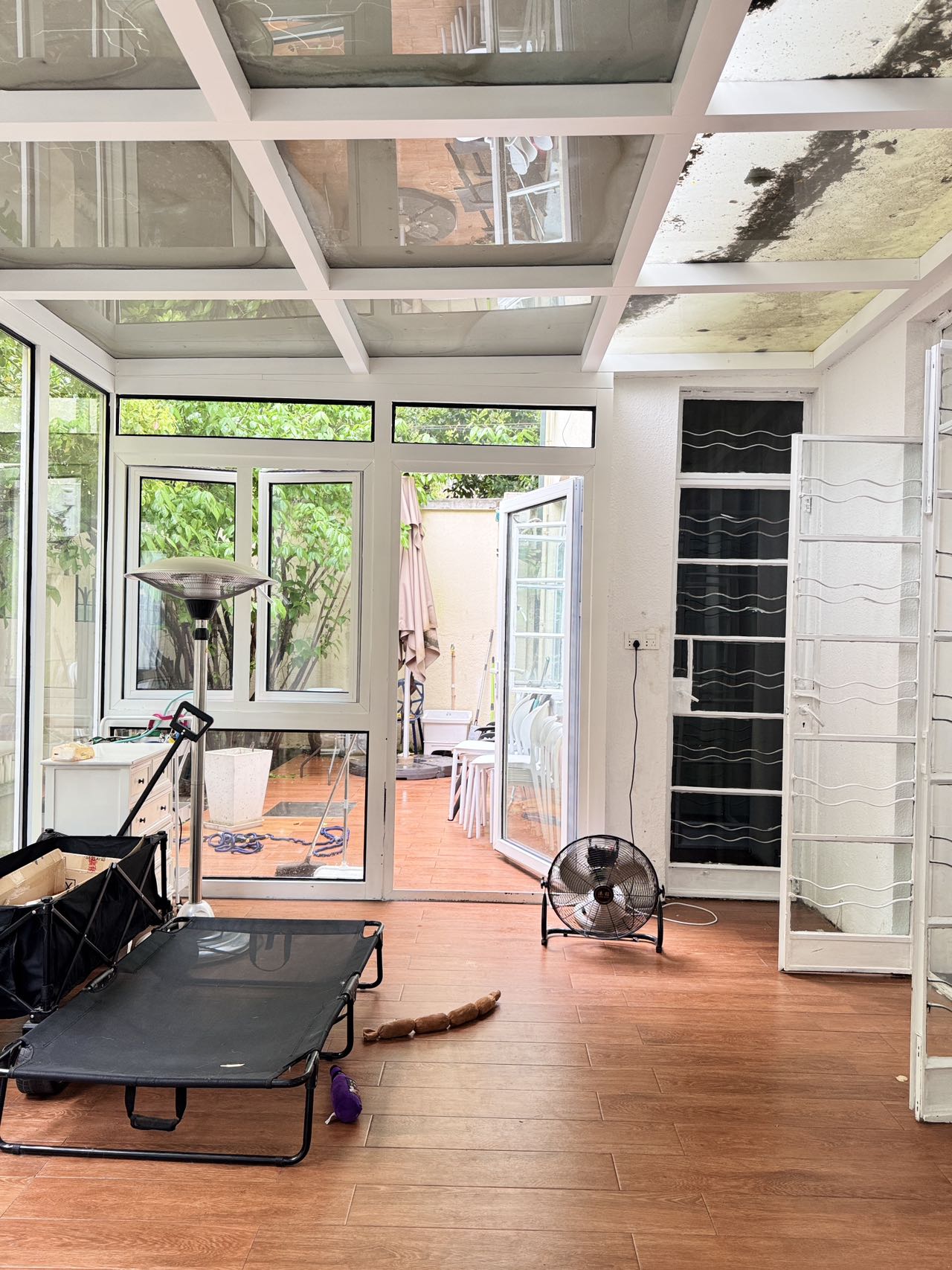 huaihai-road-lane-house-studio-office-creative-ffc-shanghai-rentals (3) Ground floor studio at Shangfang Garden on Huaihai Road. 70 sqm, 20 sqm garden, 3 flexible rooms, steps from Changshu Road Station. 21,600 RMB/month.