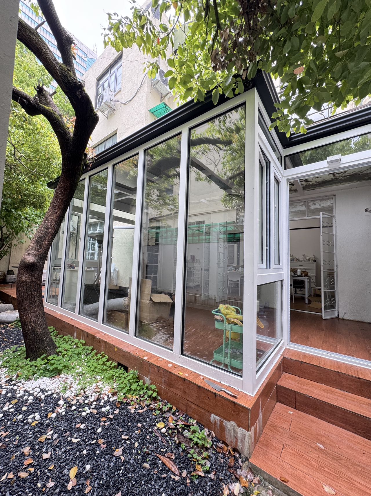 huaihai-road-lane-house-studio-office-creative-ffc-shanghai-rentals (7) Ground floor studio at Shangfang Garden on Huaihai Road. 70 sqm, 20 sqm garden, 3 flexible rooms, steps from Changshu Road Station. 21,600 RMB/month.