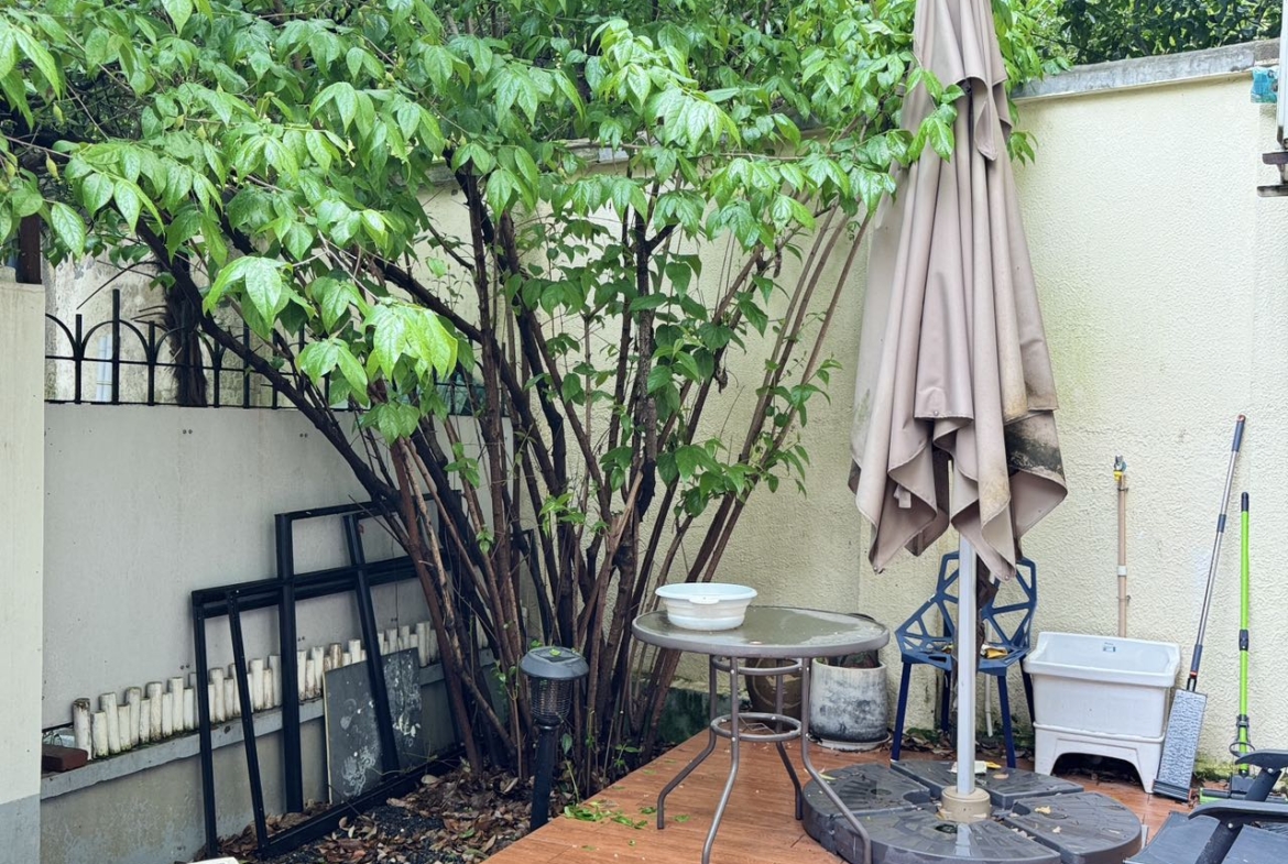 Ground floor studio at Shangfang Garden on Huaihai Road. 70 sqm, 20 sqm garden, 3 flexible rooms, steps from Changshu Road Station. 21,600 RMB/month.