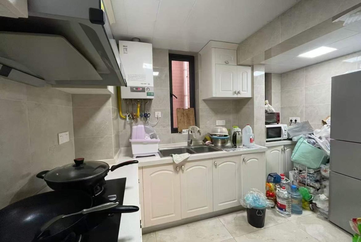 4-bed, 2-bath unit at Haisi Tower on Huashan Road. Central AC, wall heating, city views, 5 min walk to Jiaotong University Station. 22,000 RMB/month.