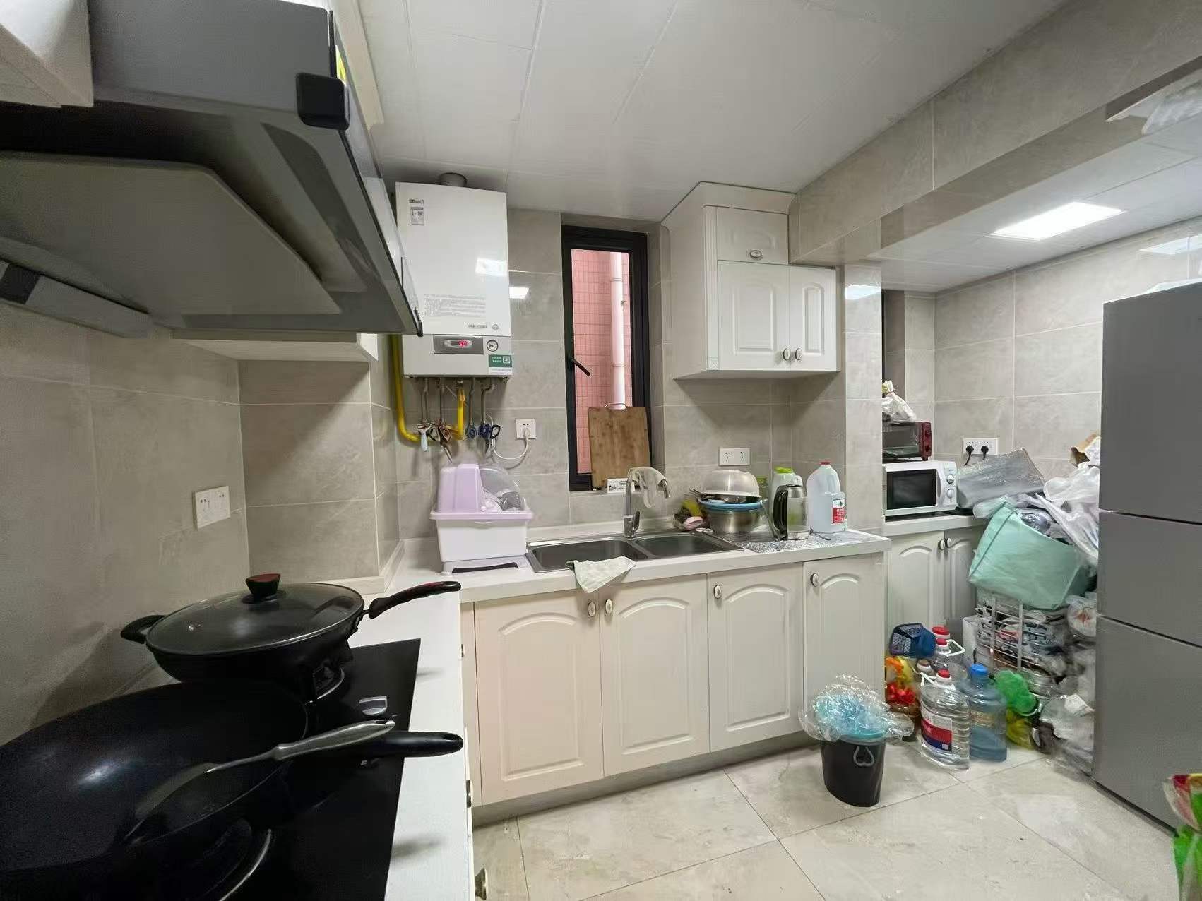 4-bed, 2-bath unit at Haisi Tower on Huashan Road. Central AC, wall heating, city views, 5 min walk to Jiaotong University Station. 22,000 RMB/month.