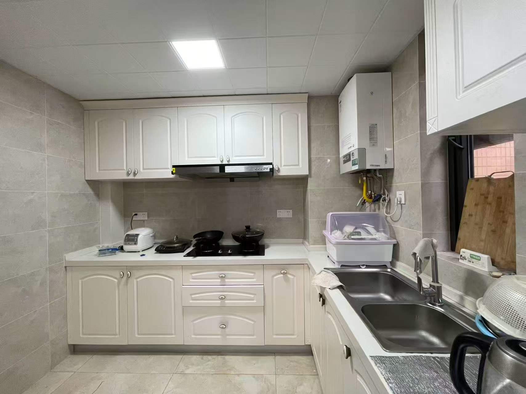 4-bed, 2-bath unit at Haisi Tower on Huashan Road. Central AC, wall heating, city views, 5 min walk to Jiaotong University Station. 22,000 RMB/month.
