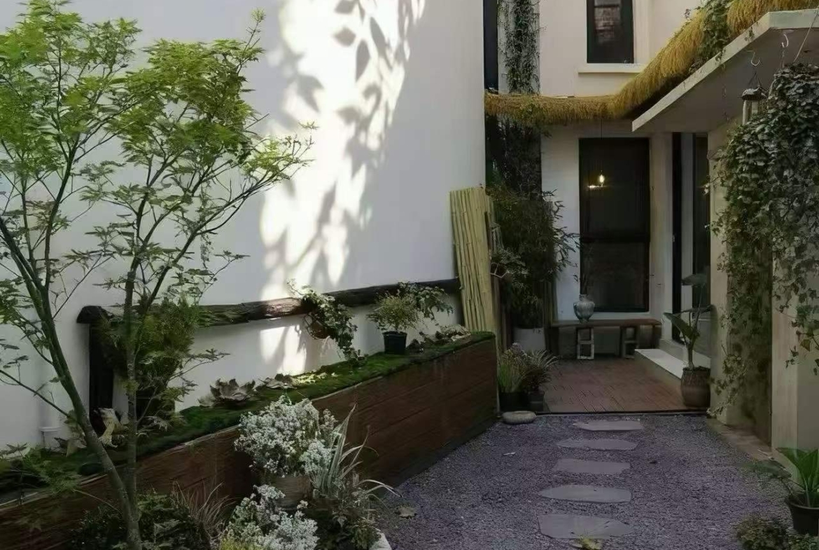 Ground floor heritage unit on Huashan Road. 2 beds, private garden, and crucially, free parking for one car. 18,000 RMB/month.