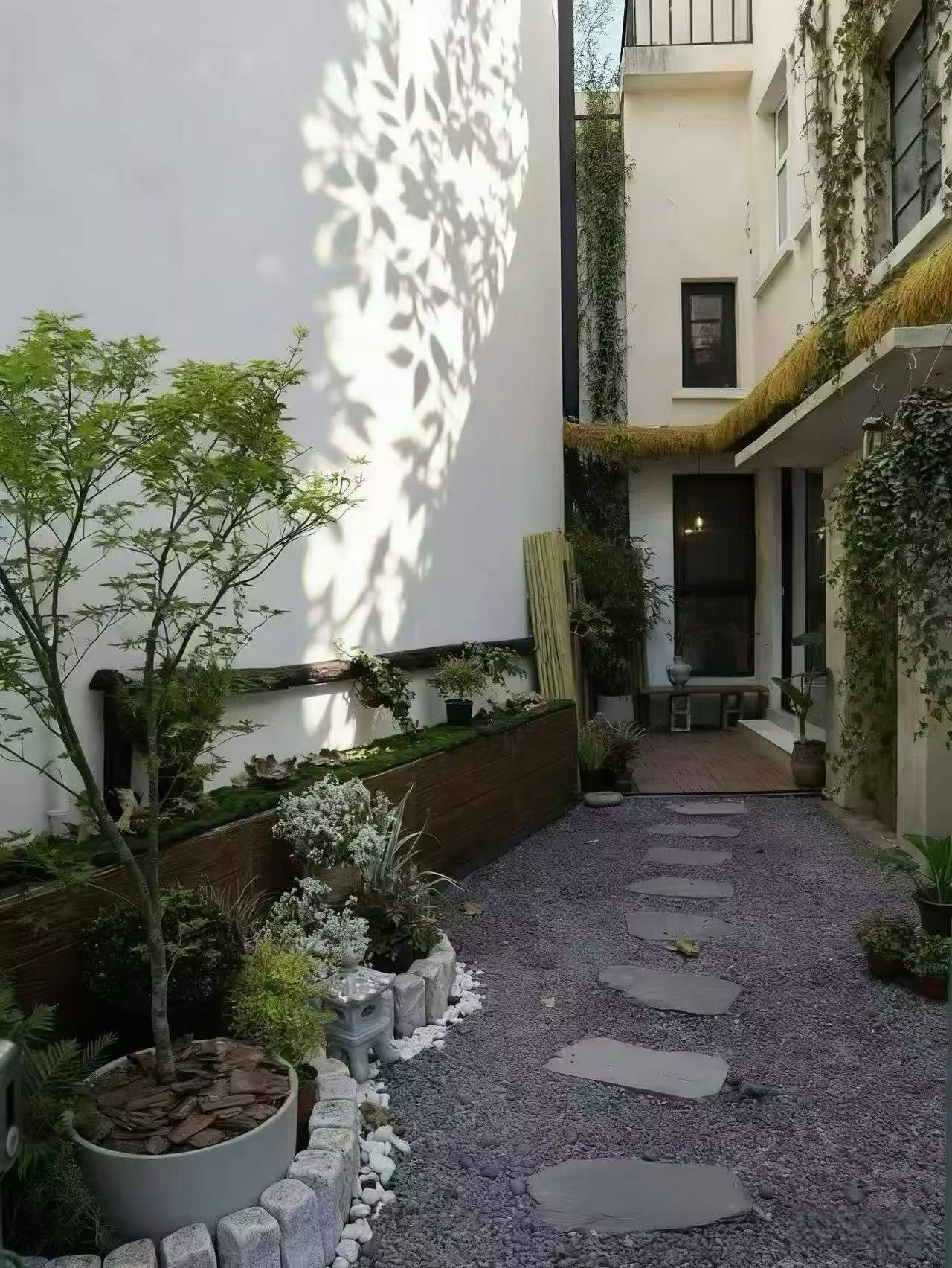 huashan-road-studio-lane-house-garden-2-bed-1-bath-ffc-shanghai-rentals (2) Ground floor heritage unit on Huashan Road. 2 beds, private garden, and crucially, free parking for one car. 18,000 RMB/month.