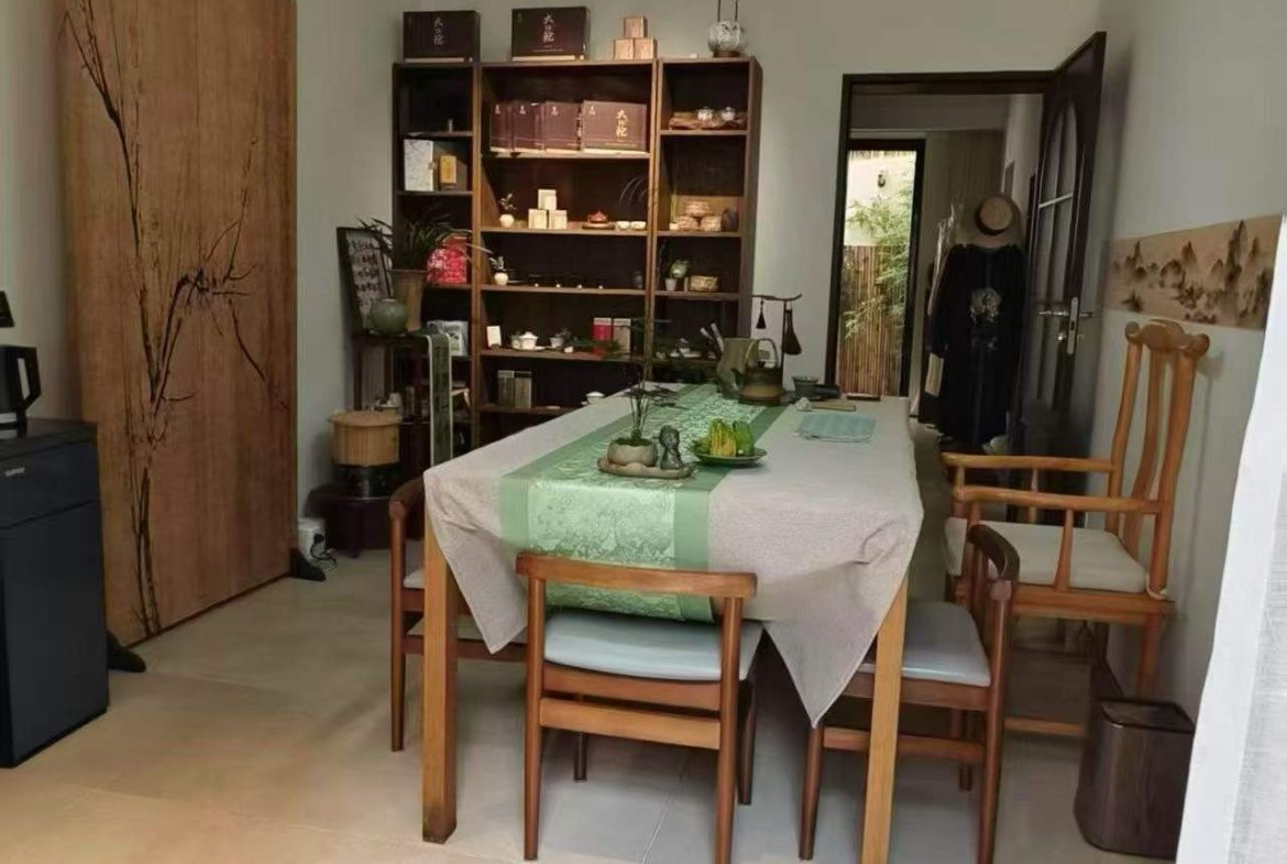 Ground floor heritage unit on Huashan Road. 2 beds, private garden, and crucially, free parking for one car. 18,000 RMB/month.