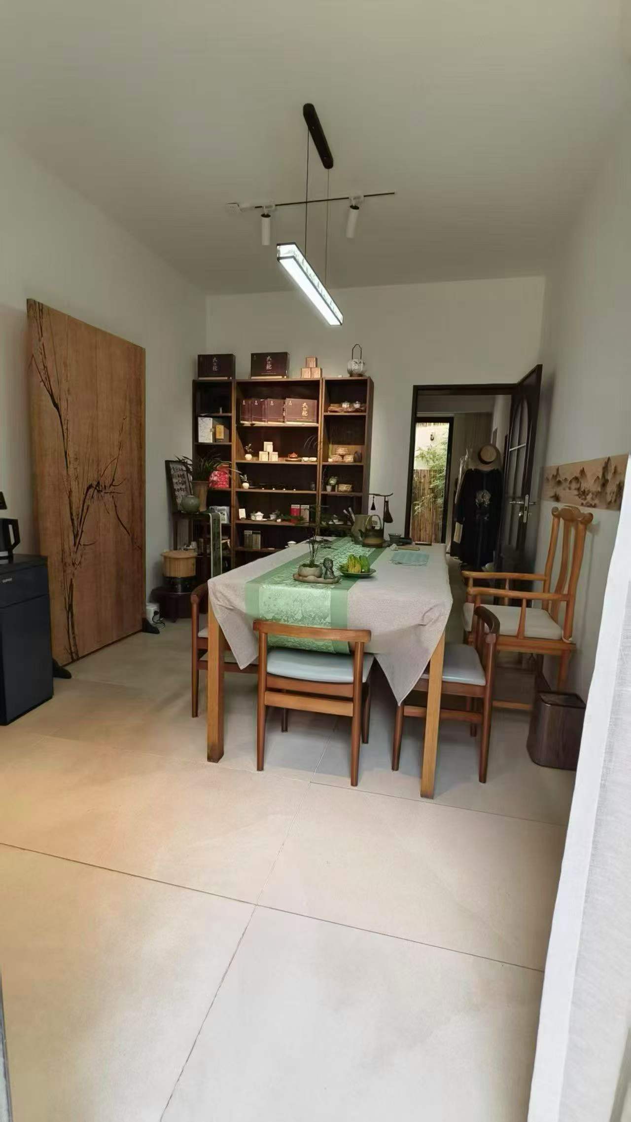 huashan-road-studio-lane-house-garden-2-bed-1-bath-ffc-shanghai-rentals (6) Ground floor heritage unit on Huashan Road. 2 beds, private garden, and crucially, free parking for one car. 18,000 RMB/month.