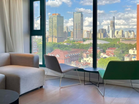 3-bed, 2-bath unit at Jiajia Building on Yongjia Road in the Former French Concession. 146 sqm, high floor, owner direct, near Jiashan Road Station. 30,000 RMB/month.