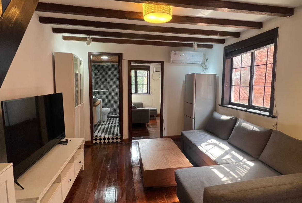 Heritage lane house duplex on Jianguo West Road. 2 beds, 2 baths, fully furnished, heating. Excellent Historical Building. 11,000 RMB/month.